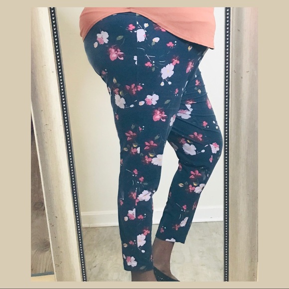 2X TERRA & SKY Navy Floral Leggings (Plus Size) - Picture 2 of 4